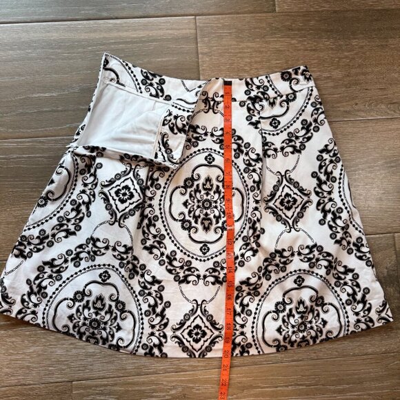 White House Black Market trellis pattern pleated, lined skirt with pockets size - Picture 5 of 7